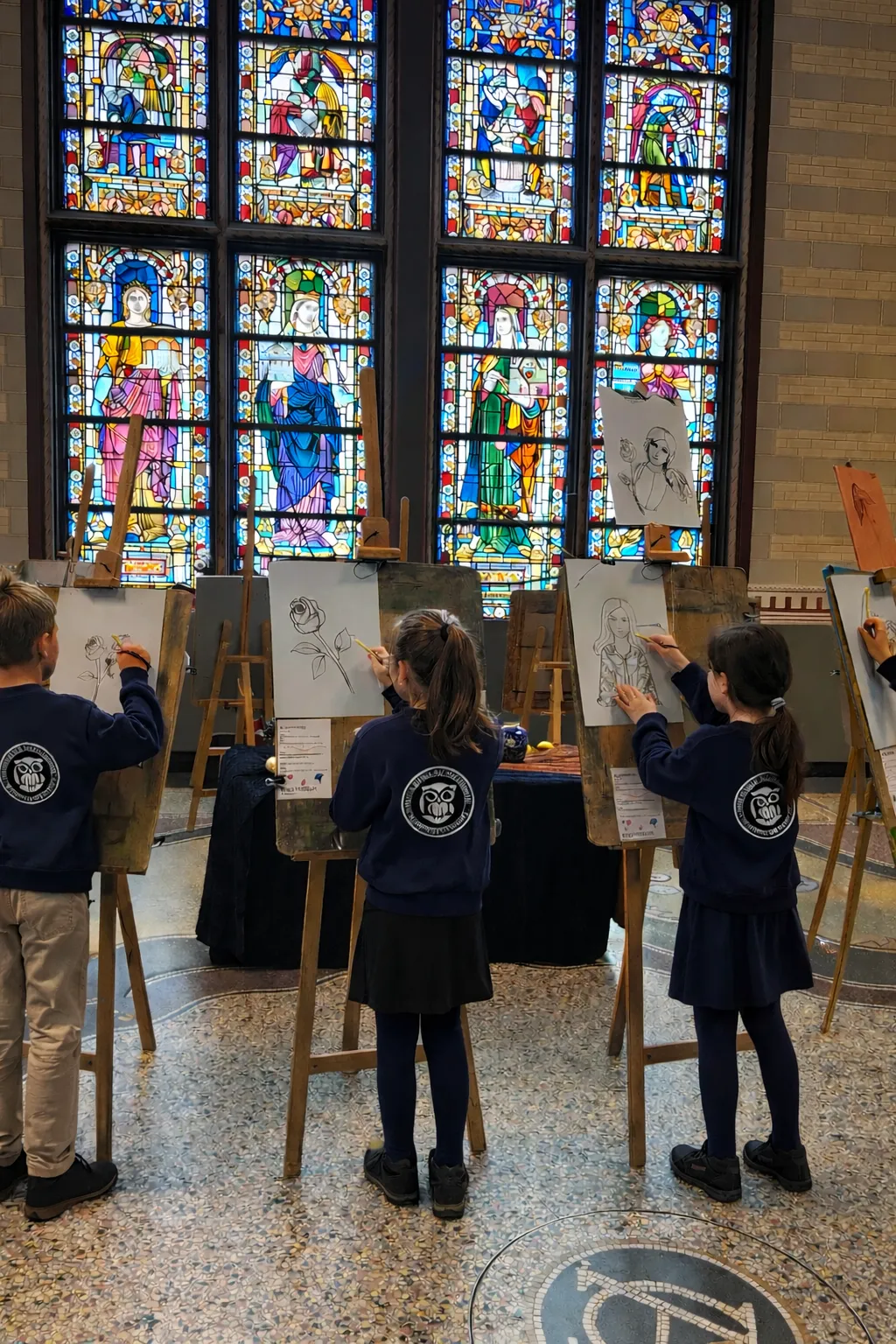 Kinderen tekenen bij glas-in-loodramen